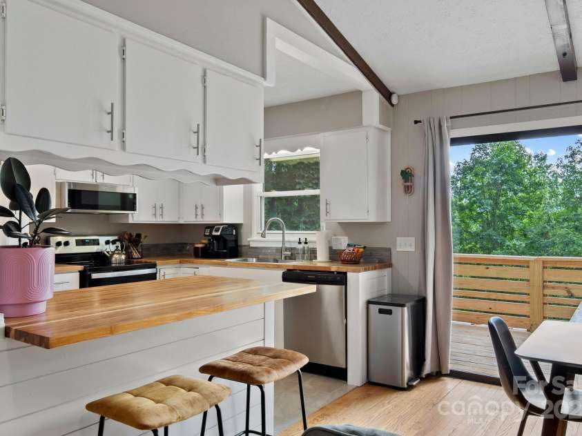 144 Laurel Road, Arden, NC 28704.  MLS# CAR4222135, YatesRealty ID 1067. 