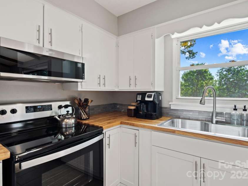 144 Laurel Road, Arden, NC 28704.  MLS# CAR4222135, YatesRealty ID 1067. 