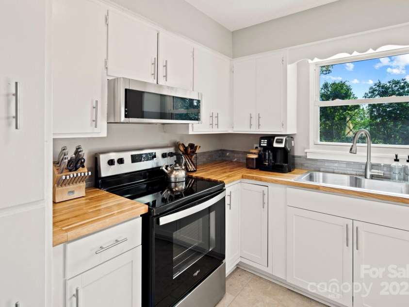 144 Laurel Road, Arden, NC 28704.  MLS# CAR4222135, YatesRealty ID 1067. 