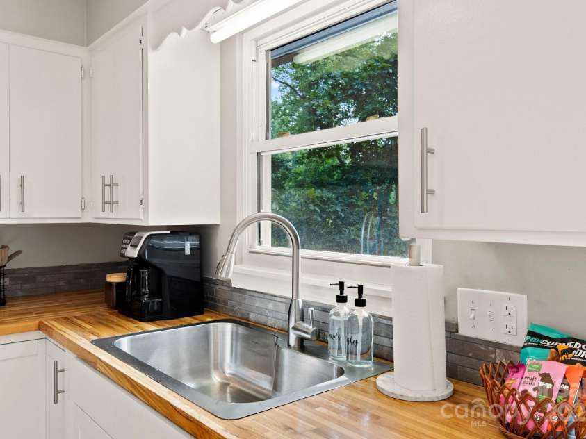 144 Laurel Road, Arden, NC 28704.  MLS# CAR4222135, YatesRealty ID 1067. 