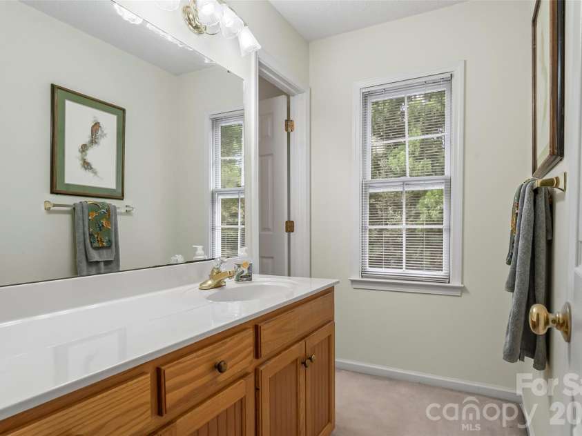 4617 Harbor View Terrace, Morganton, NC 28655.  MLS# CAR4299369, YatesRealty ID 10676. Hall bath