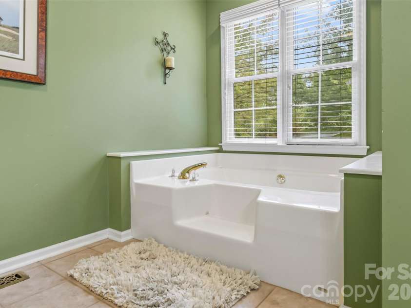 4617 Harbor View Terrace, Morganton, NC 28655.  MLS# CAR4299369, YatesRealty ID 10676. Jet tub