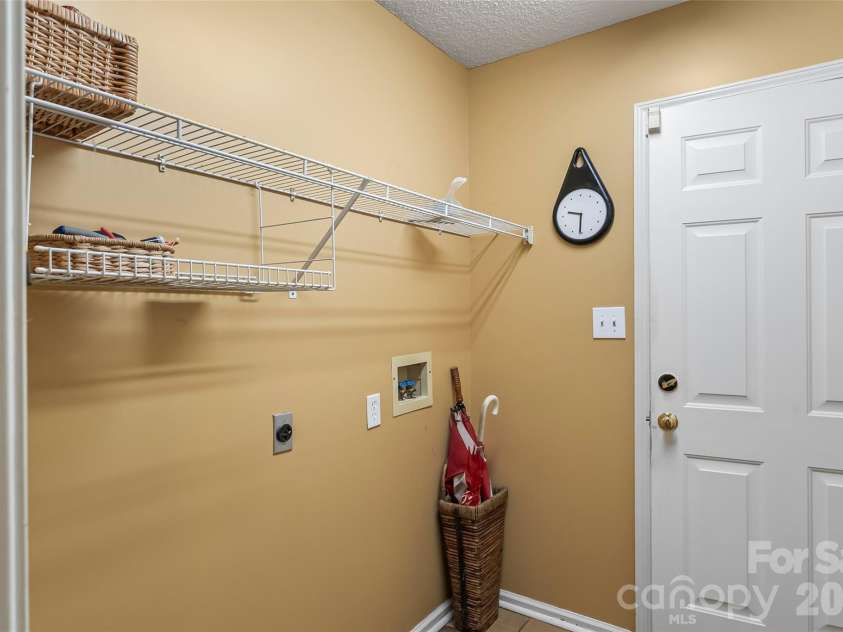 4617 Harbor View Terrace, Morganton, NC 28655.  MLS# CAR4299369, YatesRealty ID 10676. Laundry/mud room