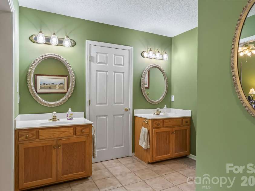 4617 Harbor View Terrace, Morganton, NC 28655.  MLS# CAR4299369, YatesRealty ID 10676. Primary bath