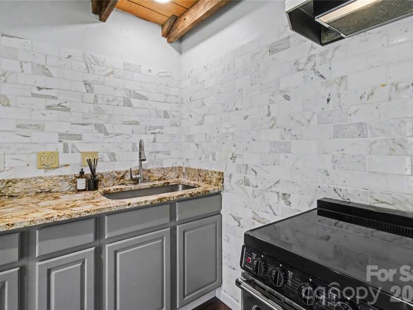 51 Hawks Landing, Weaverville, NC 28787.  MLS# CAR4366458, YatesRealty ID 10679. Kitchen