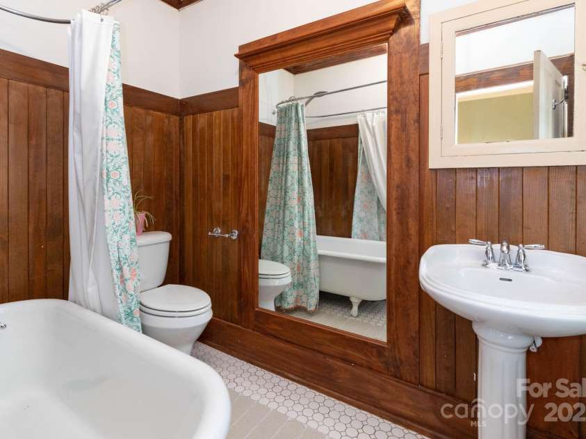 302 Iron Ridge Loop, Asheville, NC 28806.  MLS# CAR4321229, YatesRealty ID 10682. Main level full bath