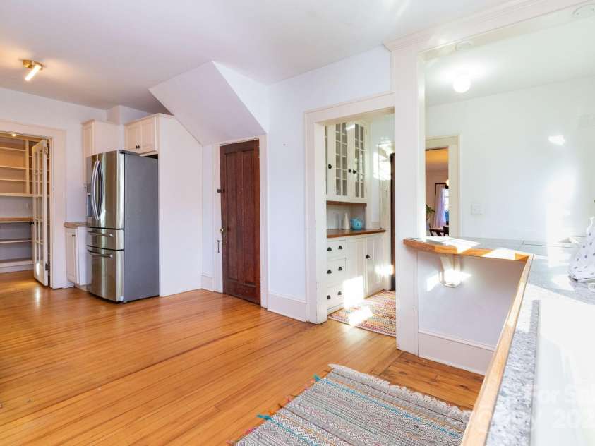 302 Iron Ridge Loop, Asheville, NC 28806.  MLS# CAR4321229, YatesRealty ID 10682. Spacious kitchen