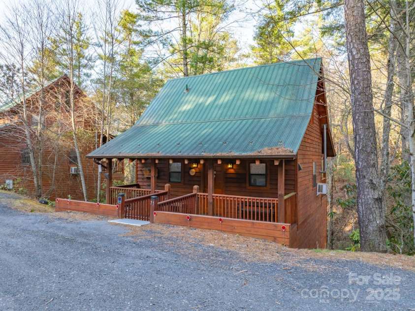 71 Creekside Loop, Spruce Pine, NC 28777.  MLS# CAR4248897, YatesRealty ID 10684. Exterior view, ample parking