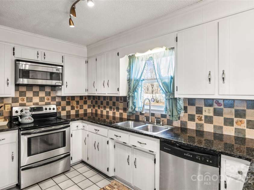 2659 Surrey Drive, Lincolnton, NC 28092.  MLS# CAR4224452, YatesRealty ID 10686. 