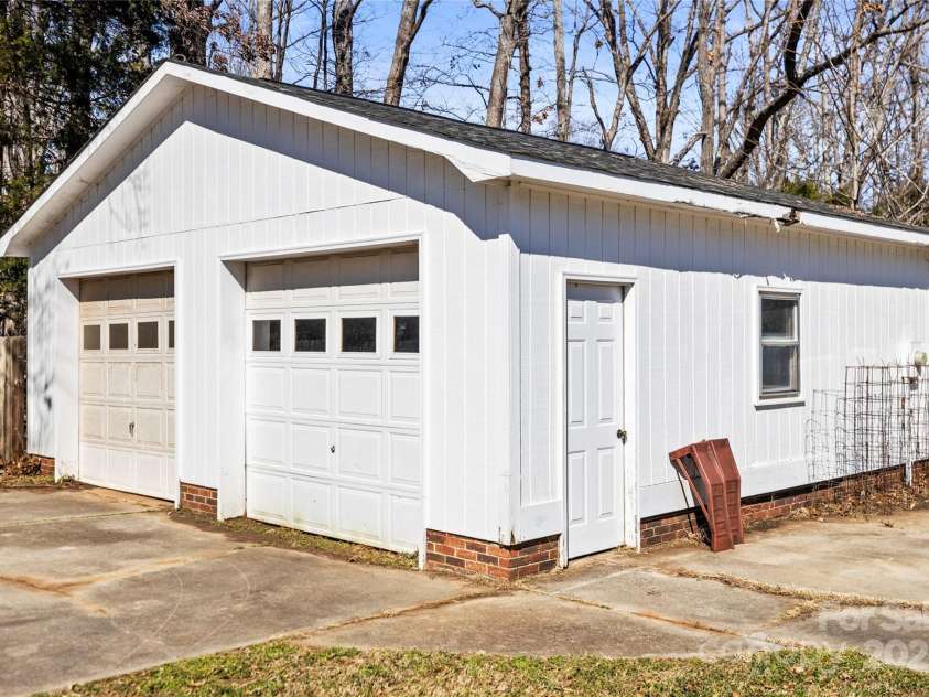 2659 Surrey Drive, Lincolnton, NC 28092.  MLS# CAR4224452, YatesRealty ID 10686. Detached 2 Car Garage