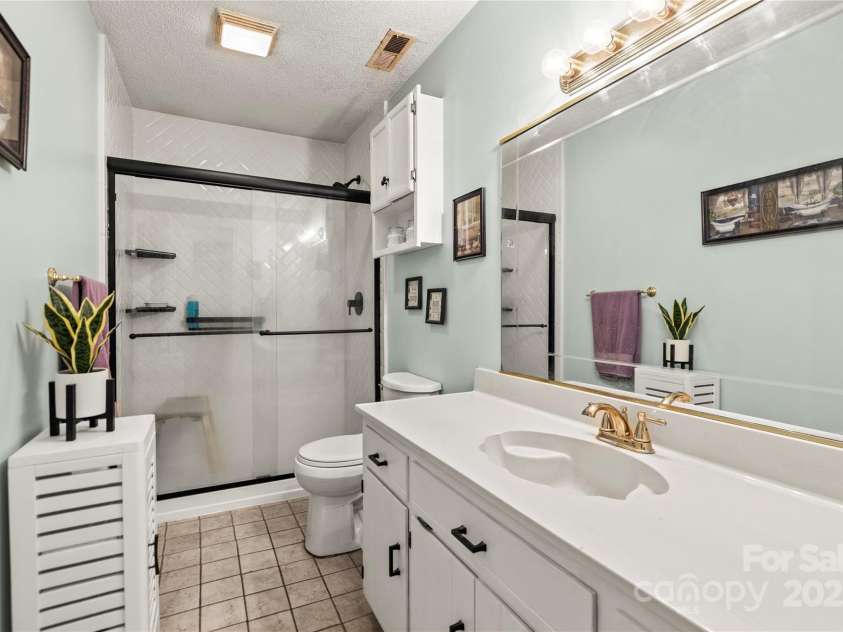 2659 Surrey Drive, Lincolnton, NC 28092.  MLS# CAR4224452, YatesRealty ID 10686. Primary Bath