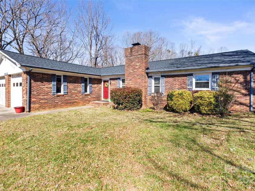 2659 Surrey Drive, Lincolnton, NC 28092.  MLS# CAR4224452, YatesRealty ID 10686. Welcome Home!