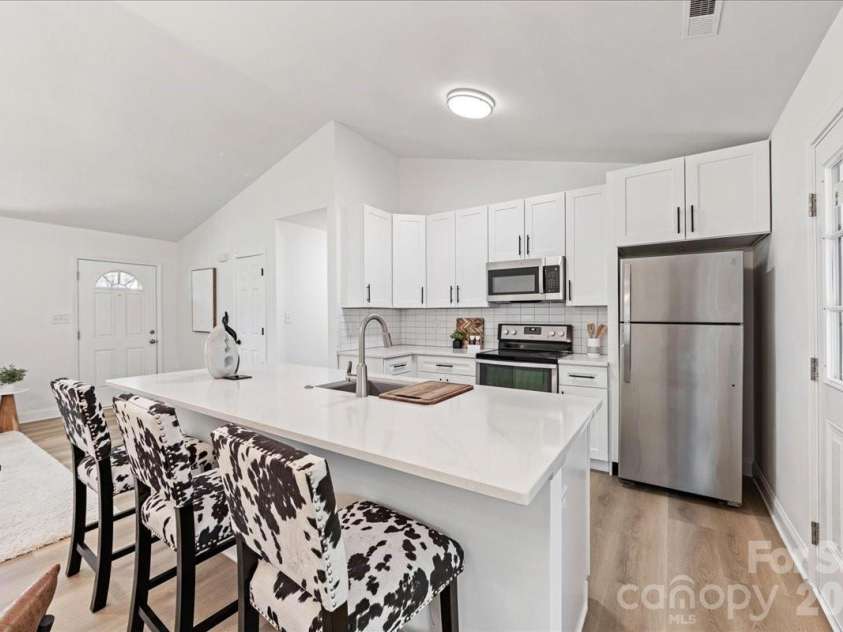 231 West Avenue, Charlotte, NC 28208.  MLS# CAR4362188, YatesRealty ID 10688. 
