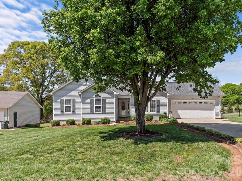 1478 Farmington Hills Drive, Conover, NC 28613.  MLS# CAR4366967, YatesRealty ID 10695. 