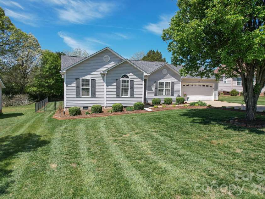 1478 Farmington Hills Drive, Conover, NC 28613.  MLS# CAR4366967, YatesRealty ID 10695. 