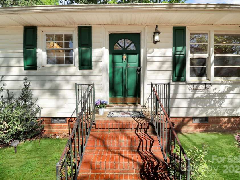 908 Dogwood Drive, Gastonia, NC 28054.  MLS# CAR4227211, YatesRealty ID 10695. 