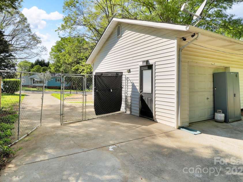 908 Dogwood Drive, Gastonia, NC 28054.  MLS# CAR4227211, YatesRealty ID 10695. 