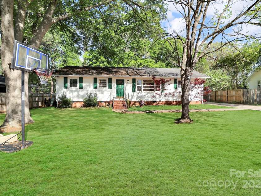 908 Dogwood Drive, Gastonia, NC 28054.  MLS# CAR4227211, YatesRealty ID 10695. Welcome Home!