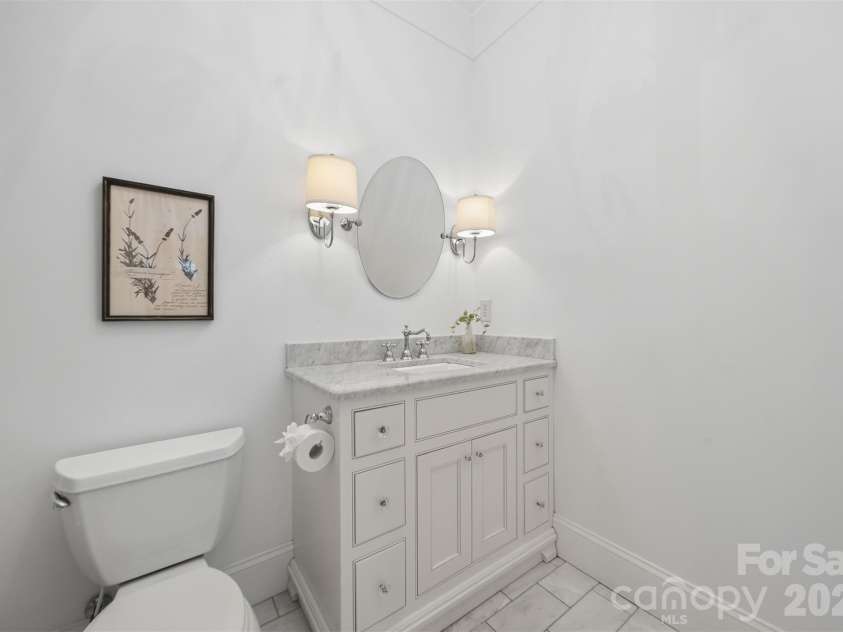 834 9th Avenue, Hickory, NC 28601.  MLS# CAR4366264, YatesRealty ID 10697. 2nd Level full bath / En Suite