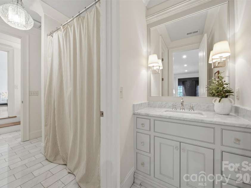 834 9th Avenue, Hickory, NC 28601.  MLS# CAR4366264, YatesRealty ID 10697. Jack + Jill Bath