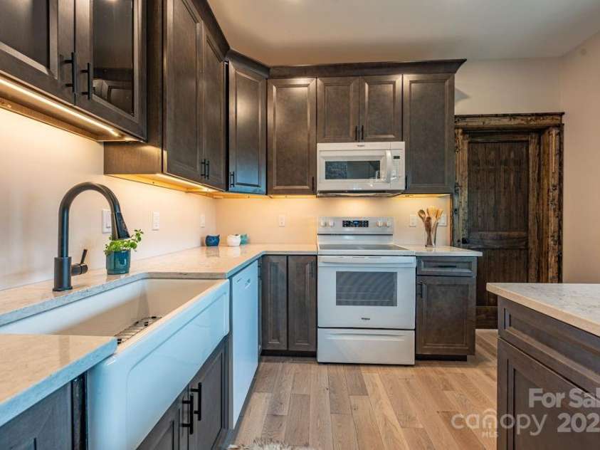 176 Snow Mountain Lane, Banner Elk, NC 28604.  MLS# CAR4248903, YatesRealty ID 10699. 