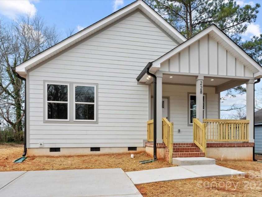 228 Chestnut Street, Shelby, NC 28150.  MLS# CAR4220800, YatesRealty ID 10701. 