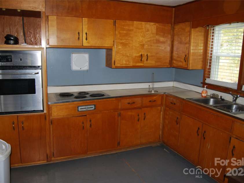 7 Noble Road, Fairview, NC 28730.  MLS# CAR4310894, YatesRealty ID 10702. 