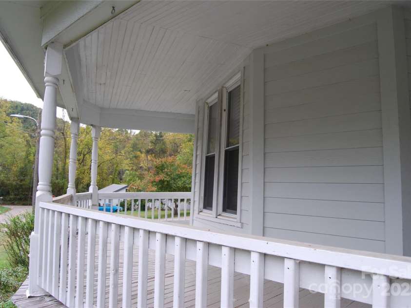 7 Noble Road, Fairview, NC 28730.  MLS# CAR4310894, YatesRealty ID 10702. 