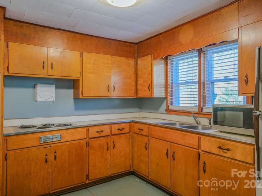 7 Noble Road, Fairview, NC 28730.  MLS# CAR4310894, YatesRealty ID 10702. 