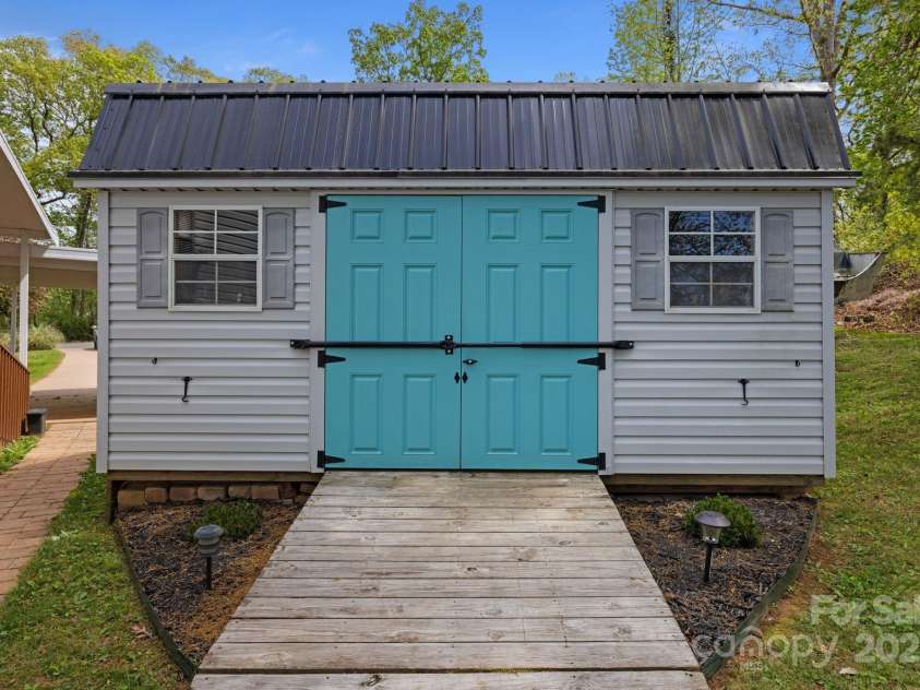 299 Waterway Drive, Lexington, NC 27292.  MLS# CAR4249975, YatesRealty ID 10703. 