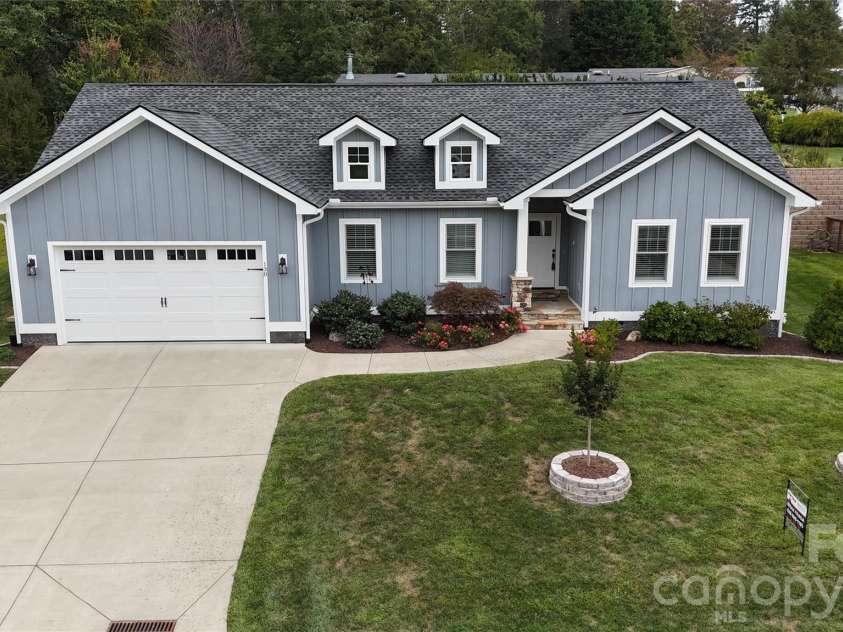 138 Olde Oak Way, Hendersonville, NC 28792.  MLS# CAR4354002, YatesRealty ID 10704. 