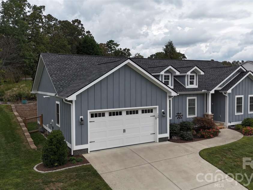 138 Olde Oak Way, Hendersonville, NC 28792.  MLS# CAR4354002, YatesRealty ID 10704. 