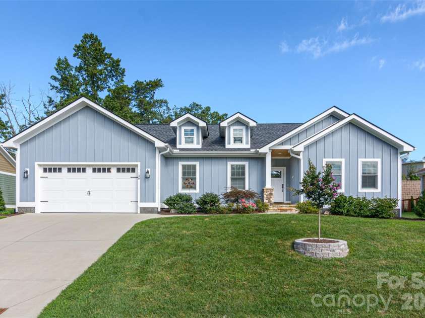138 Olde Oak Way, Hendersonville, NC 28792.  MLS# CAR4354002, YatesRealty ID 10704. 