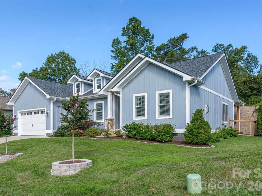 138 Olde Oak Way, Hendersonville, NC 28792.  MLS# CAR4354002, YatesRealty ID 10704. 
