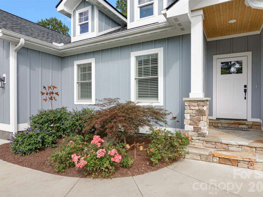 138 Olde Oak Way, Hendersonville, NC 28792.  MLS# CAR4354002, YatesRealty ID 10704. 