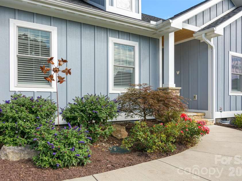 138 Olde Oak Way, Hendersonville, NC 28792.  MLS# CAR4354002, YatesRealty ID 10704. 