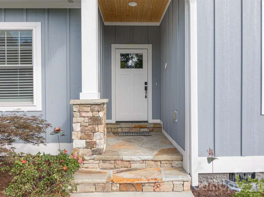 138 Olde Oak Way, Hendersonville, NC 28792.  MLS# CAR4354002, YatesRealty ID 10704. 