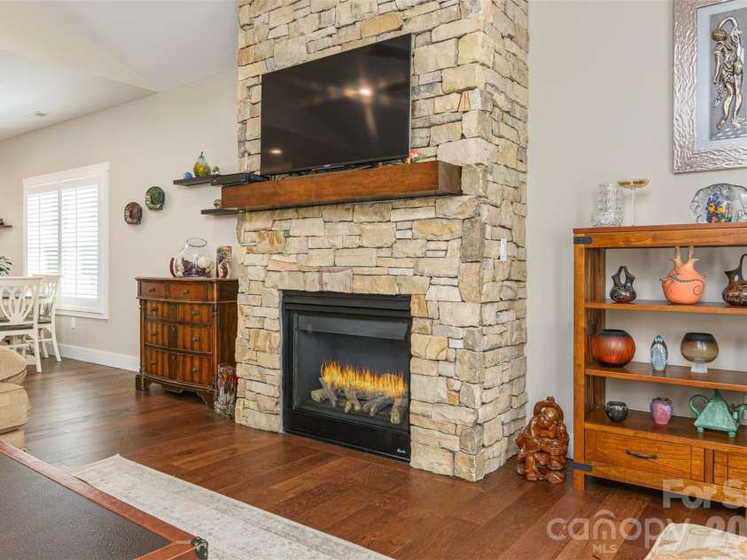 138 Olde Oak Way, Hendersonville, NC 28792.  MLS# CAR4354002, YatesRealty ID 10704. 