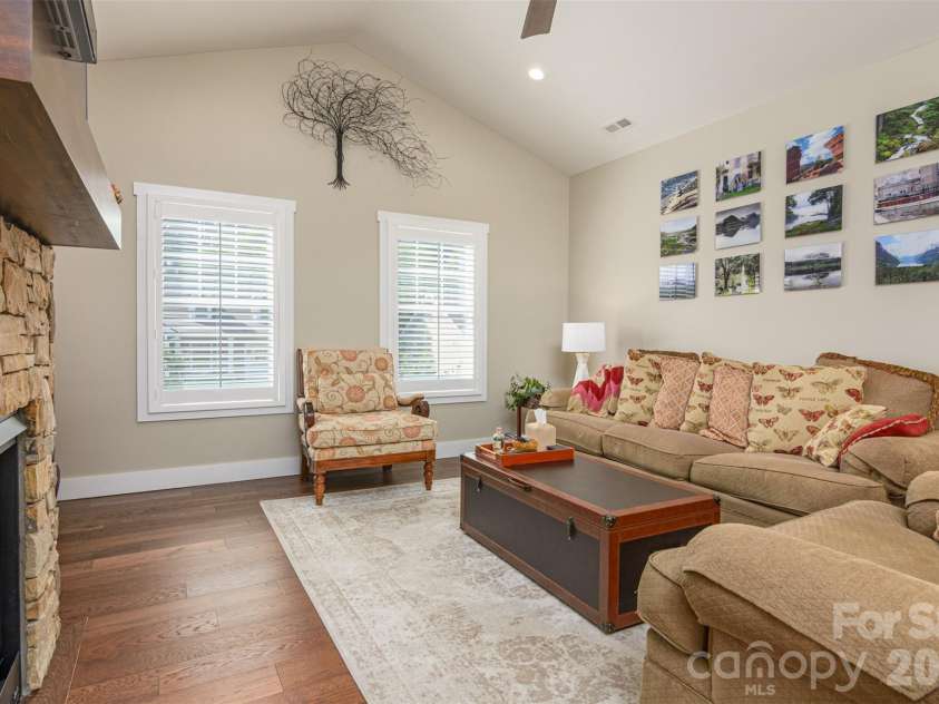 138 Olde Oak Way, Hendersonville, NC 28792.  MLS# CAR4354002, YatesRealty ID 10704. 