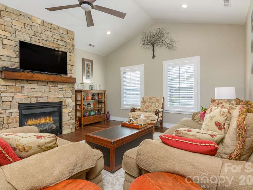 138 Olde Oak Way, Hendersonville, NC 28792.  MLS# CAR4354002, YatesRealty ID 10704. 