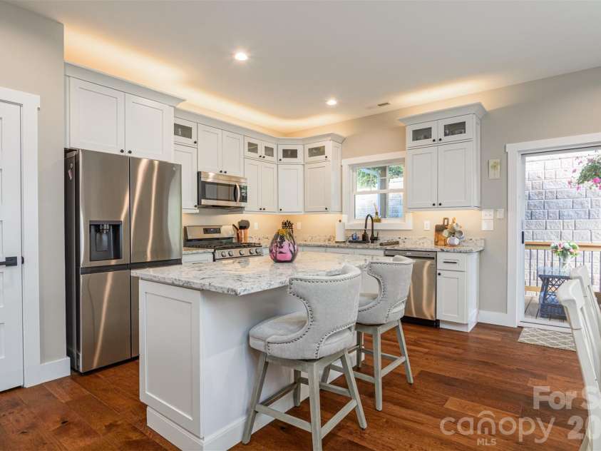 138 Olde Oak Way, Hendersonville, NC 28792.  MLS# CAR4354002, YatesRealty ID 10704. 