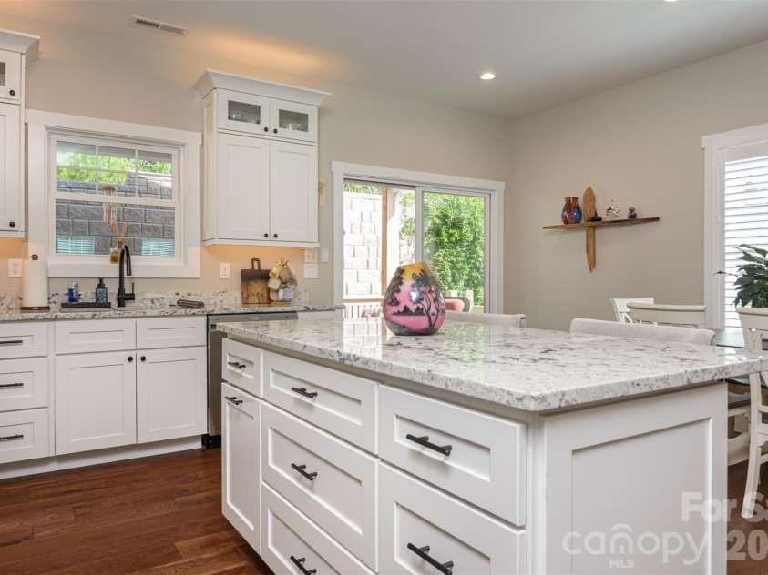 138 Olde Oak Way, Hendersonville, NC 28792.  MLS# CAR4354002, YatesRealty ID 10704. 