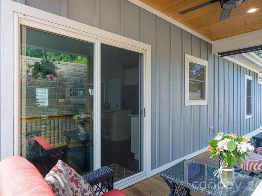 138 Olde Oak Way, Hendersonville, NC 28792.  MLS# CAR4354002, YatesRealty ID 10704. 