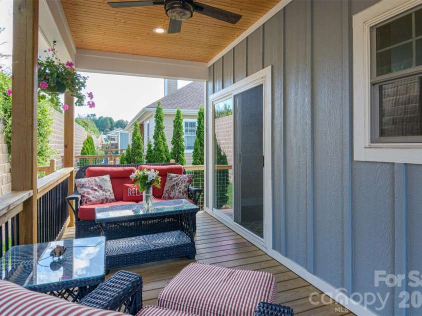 138 Olde Oak Way, Hendersonville, NC 28792.  MLS# CAR4354002, YatesRealty ID 10704. 