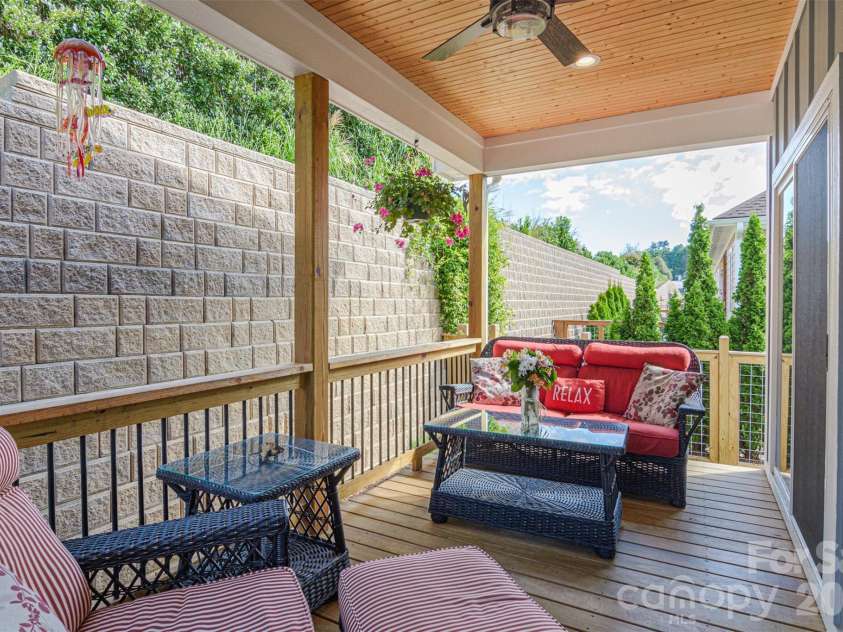 138 Olde Oak Way, Hendersonville, NC 28792.  MLS# CAR4354002, YatesRealty ID 10704. 