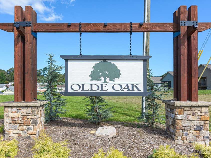 138 Olde Oak Way, Hendersonville, NC 28792.  MLS# CAR4354002, YatesRealty ID 10704. 