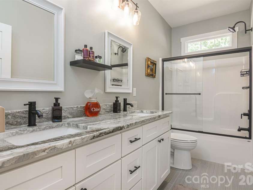 138 Olde Oak Way, Hendersonville, NC 28792.  MLS# CAR4354002, YatesRealty ID 10704. Hall Bath