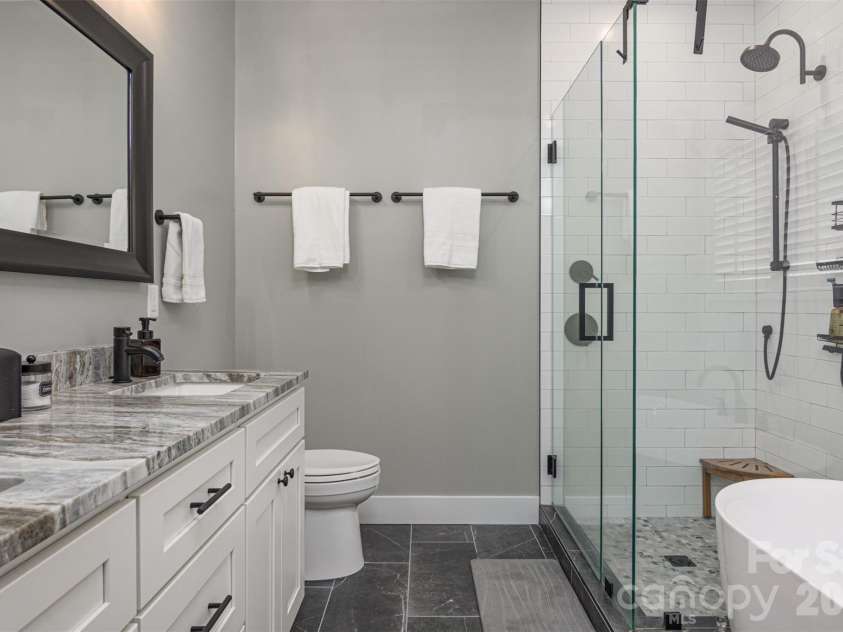 138 Olde Oak Way, Hendersonville, NC 28792.  MLS# CAR4354002, YatesRealty ID 10704. Primary Bath
