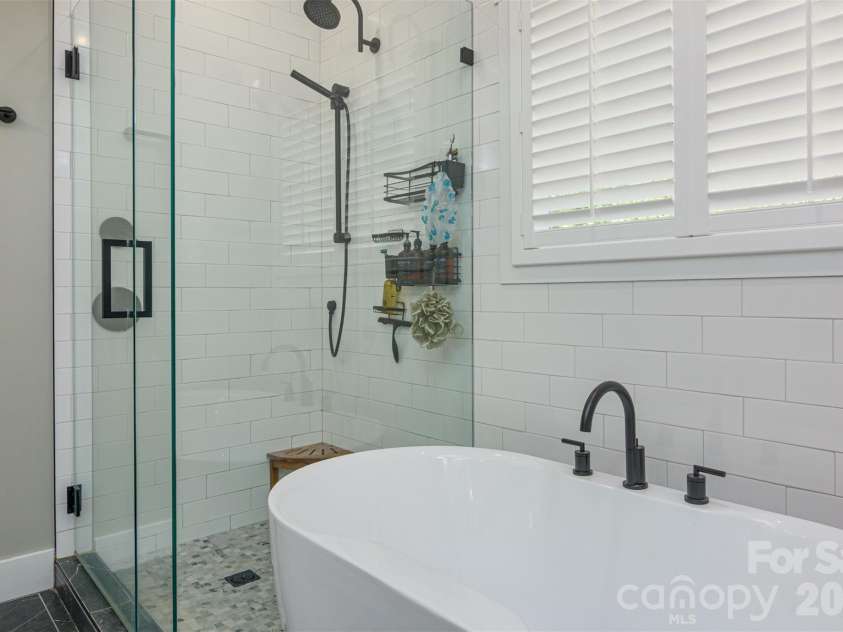 138 Olde Oak Way, Hendersonville, NC 28792.  MLS# CAR4354002, YatesRealty ID 10704. Primary Bath