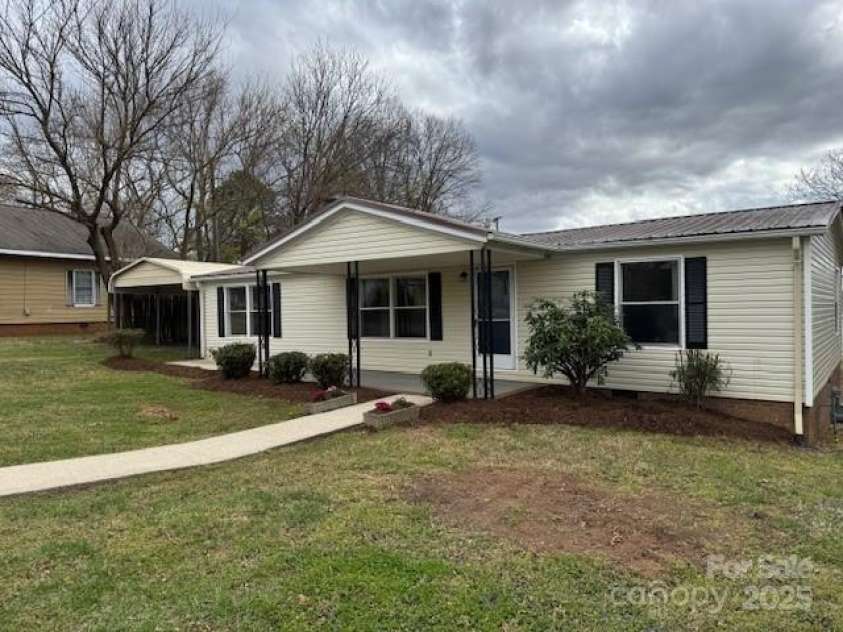 1628 B Avenue, Hickory, NC 28602.  MLS# CAR4243053, YatesRealty ID 10705. 